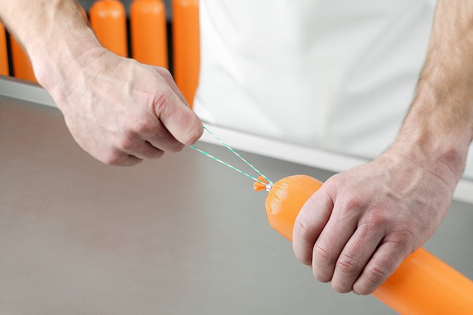 Meat sausage with clip and loop Λουκάνικο κρέατος με κλιπ και θηλιά